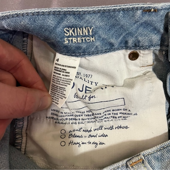 American Eagle size 4 skinny stretch light wash jeans w/ holes on the front - Picture 3 of 7